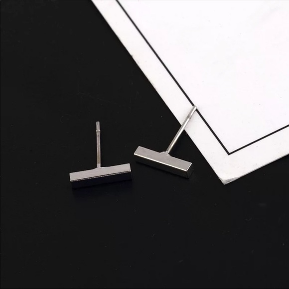 New Gold Silver Minimalism Ear Stud - Picture 2 of 4